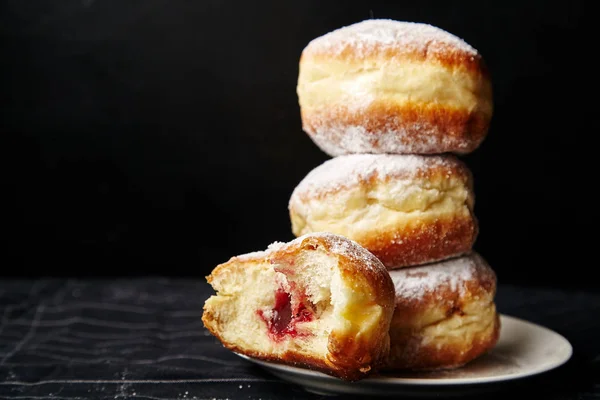 Stapel Donuts Met Poedersuiker Witte Plaat — Stockfoto