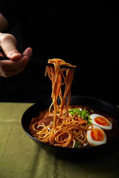 Mannenhand Houden Van Stokjes Boven Kom Met Japanse Ramen Gemarineerde — Stockfoto