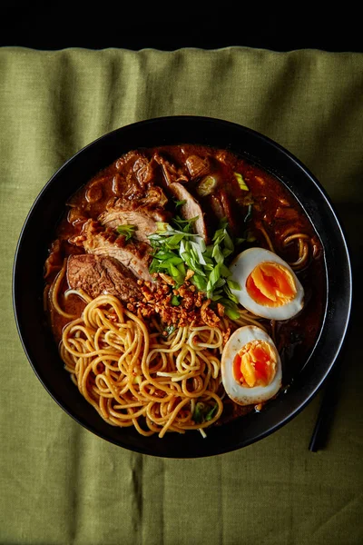 Japon Ramen Domuz Göbeği Mantar Yeşil Keten Masa Örtüsü Üzerinde — Stok fotoğraf