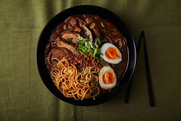 Kom Met Japanse Ramen Varkensvlees Belly Met Champignons Eieren Groene — Stockfoto