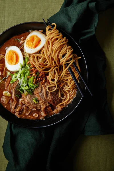 Kom Met Japanse Ramen Varkensvlees Belly Met Champignons Eieren Groene — Stockfoto