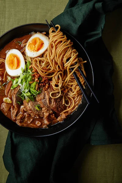 Tazón Con Ramen Japonés Vientre Cerdo Con Champiñones Huevos Mantel — Foto de Stock