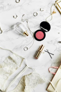 parfüm ve takı öğeleri beyaz mermer zemin, güzellik rutin kavramı üzerine rujla kadın dantel iç çamaşırı 