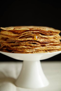 Krep pasta portakal reçeli ve ballı beyaz kek üzerine standı, gözleme kahvaltı konsepti