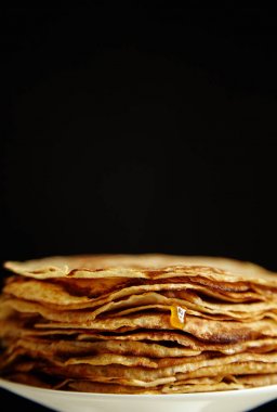 Krep pasta portakal reçeli ve ballı beyaz kek üzerine standı, gözleme kahvaltı konsepti