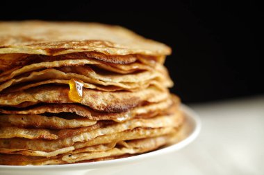 Krep pasta portakal reçeli ve ballı beyaz kek üzerine standı, gözleme kahvaltı konsepti