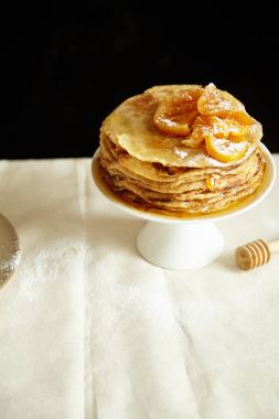 Krep pasta portakal reçeli ve ballı beyaz kek üzerine standı, gözleme kahvaltı konsepti 