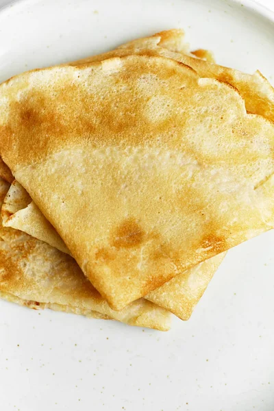 Tortitas Plato Blanco Sobre Mesa Madera —  Fotos de Stock