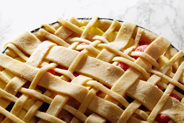 Ongekookt Taart Met Bessen Appels Versierd Met Prachtige Piecrust Lattice — Stockfoto