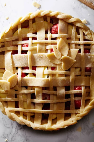 Rohe Torte Mit Beeren Und Äpfeln Dekoriert Mit Schönem Stückgitter — Stockfoto