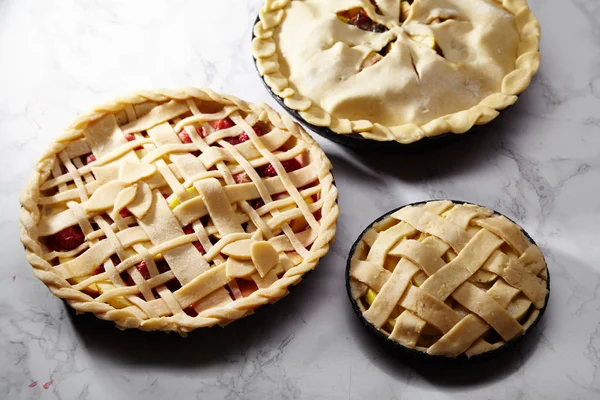 Pomme Aux Fraises Framboises Tartes Non Cuites Sur Table Marbre — Photo