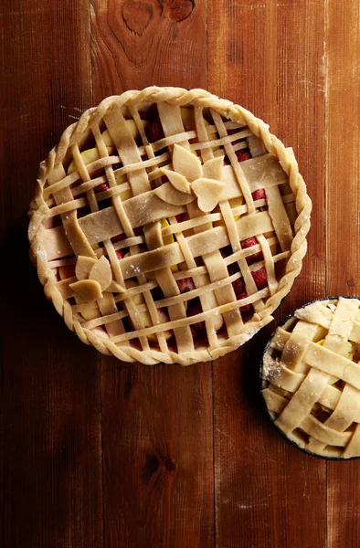 Tartes Non Cuites Aux Pommes Aux Fraises Sur Fond Bois — Photo