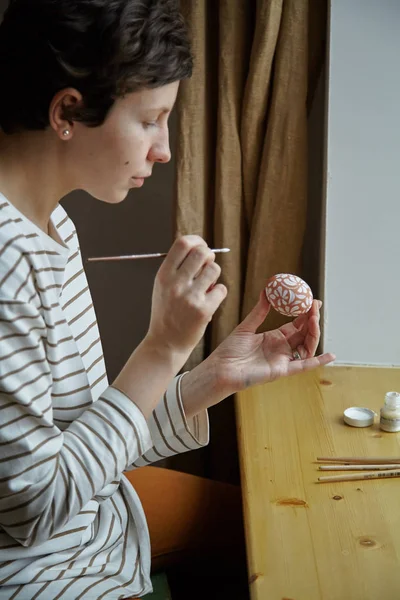 Mulher Pintando Ovo Padrão Branco Para Férias Páscoa — Fotografia de Stock