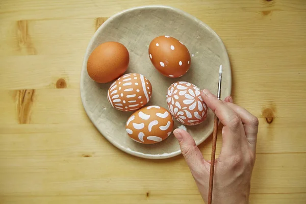 Female Hand Holding Brush Table Painted Eggs Various White Patterns — Stock Photo, Image