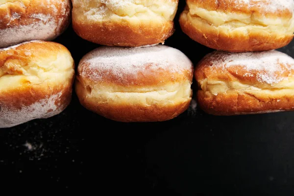 Σωρός Από Donuts Άχνη Ζάχαρη Γκρο Πλαν — Φωτογραφία Αρχείου