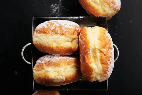 Donuts Med Pulveriseret Sukker Metalæske Close - Stock-foto