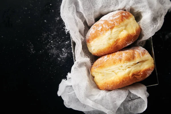 Pączki Cukrem Pudrem Metalowe Pudełko Gazy Zbliżenie — Zdjęcie stockowe