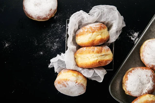 Donuts Met Poedersuiker Metalen Doos Met Gaas Close — Stockfoto