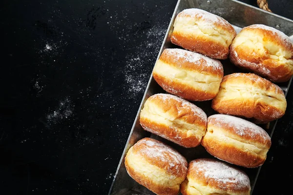 Pączki Cukrem Pudrem Metalowe Pudełko Zbliżenie — Zdjęcie stockowe