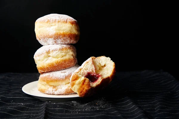 Stak Donuts Med Pulveriseret Sukker Hvid Tallerken - Stock-foto