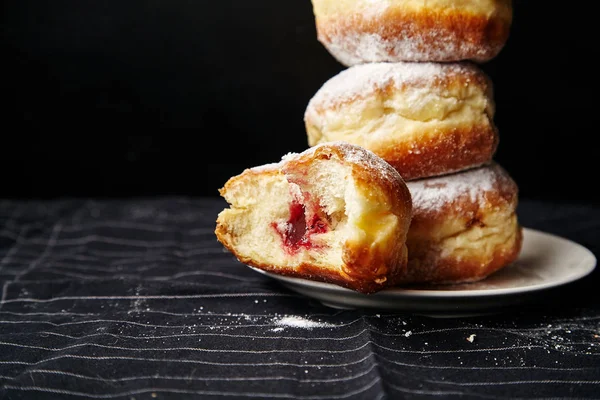 Stak Donuts Med Pulveriseret Sukker Hvid Tallerken - Stock-foto