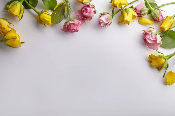 Elegante Maquete Feminino Com Pequenas Rosas Primavera Fundo Branco — Fotografia de Stock