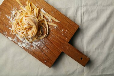 İtalyan el yapımı tagliatelle makarna üzerine ahşap kesme tahtası 
