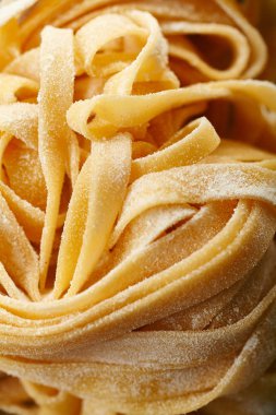 Klasik el yapımı İtalyan tagliatelle makarna, yakın çekim   