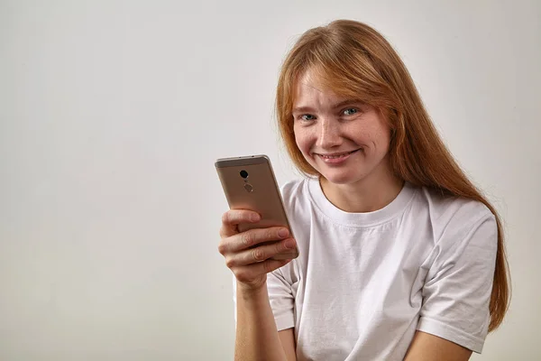 Joven Mujer Pelirroja Con Pecas Sosteniendo Teléfono Las Manos Sonriendo — Foto de Stock