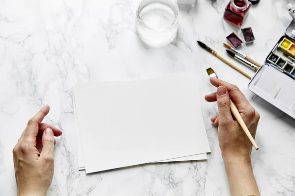 Vista Mãos Artista Feminino Segurando Escova Conceito Espaço Trabalho Artista — Fotografia de Stock