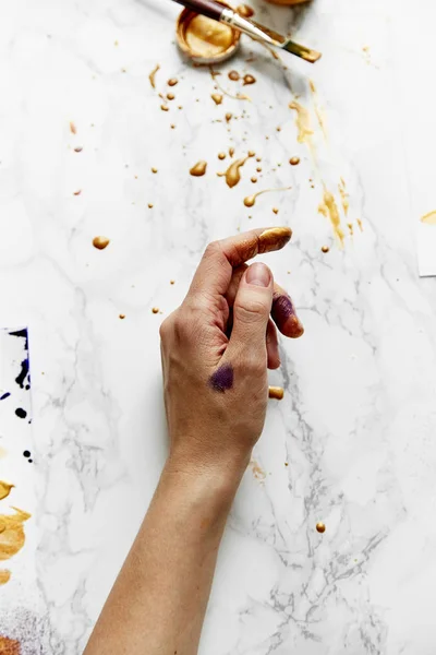 Vista Artista Femenina Manchada Mano Con Pinturas Doradas Violetas Sobre —  Fotos de Stock