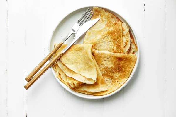 Pannkakor Med Gaffel Och Kniv Vit Platta Träbord — Stockfoto