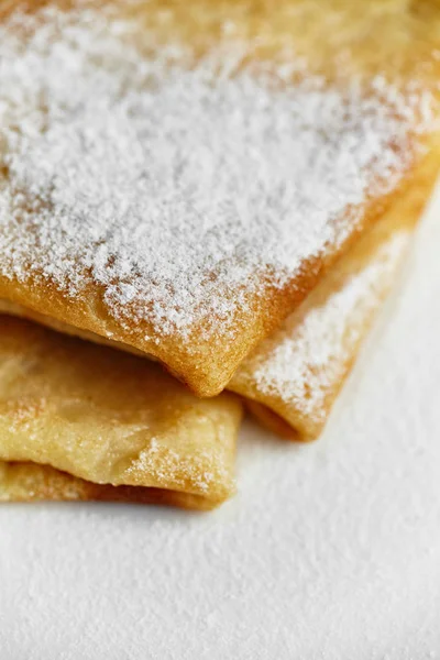 Panquecas Com Açúcar Placa Branca Sobre Mesa Madeira — Fotografia de Stock