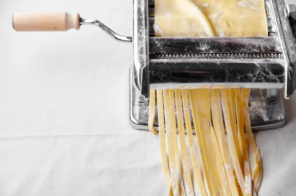 Włoskie Tagliatelle Pasta Dokonane Ręcznie Przy Użyciu Maszynka Makaronu — Zdjęcie stockowe