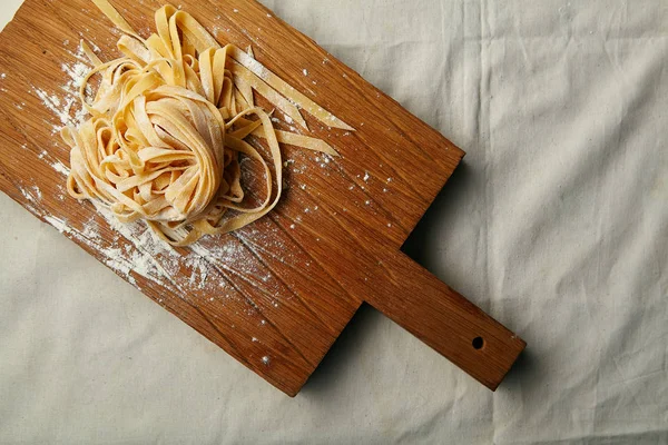 Handgjorda Italienska Tagliatelle Pasta Trä Skärbräda — Stockfoto