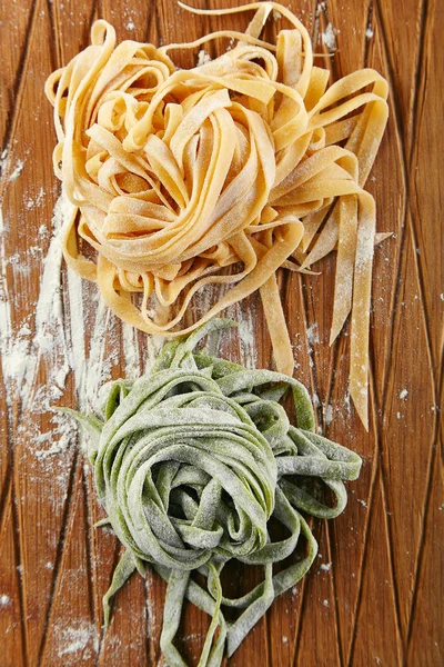 Två Typer Handgjorda Italienska Tagliatelle Pasta Trä Skärbräda — Stockfoto