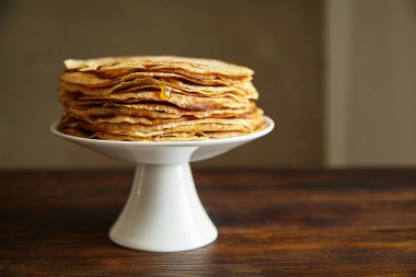 Krep pasta portakal reçeli ve ballı beyaz kek üzerine standı, gözleme kahvaltı konsepti