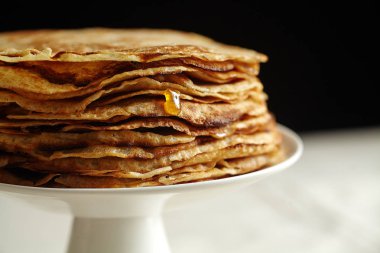 Krep pasta portakal reçeli ve ballı beyaz kek üzerine standı, gözleme kahvaltı konsepti 