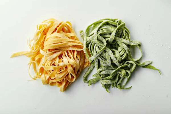 geleneksel ve ıspanak İtalyan el yapımı tagliatelle makarna beyaz masa üzerine 