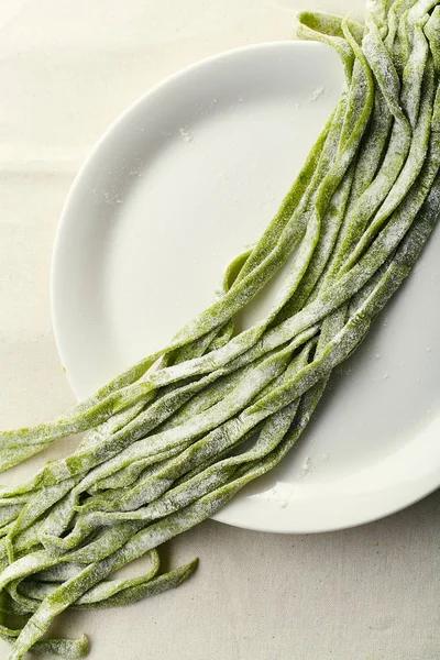 Grön Handgjord Okokt Italienska Tagliatelle Pasta Med Spenat — Stockfoto
