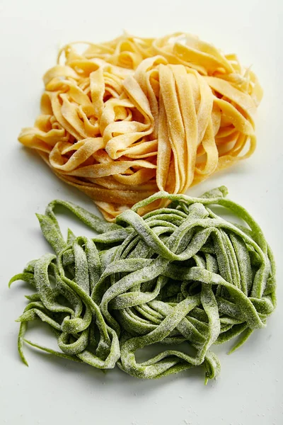 Traditionella Och Spenat Handgjorda Italienska Tagliatelle Pasta Vitt Bord — Stockfoto