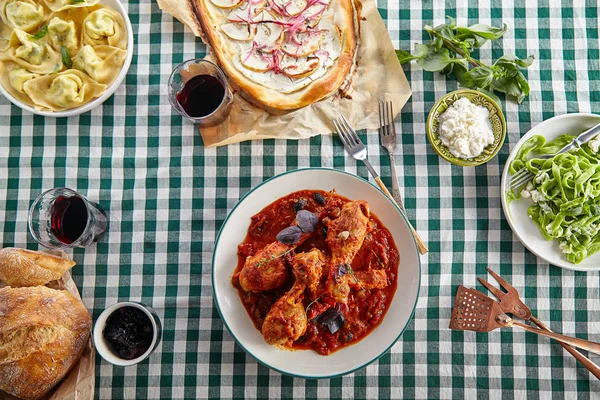 Traditionella Italienska Tuscan Familjemiddag Med Hemmagjord Kyckling Ben Focaccia Och — Stockfoto