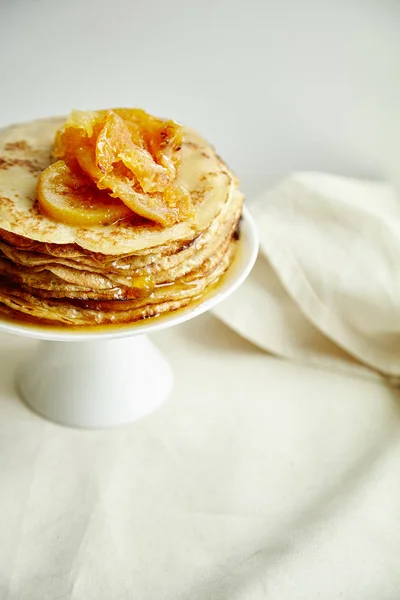 Torta Crepes Con Marmellata Arance Miele Supporto Torta Bianca Concetto — Foto Stock