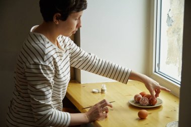 güzel kadın resim yumurta Paskalya tatil için  