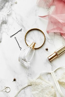 parfüm ve takı öğeleri beyaz mermer zemin, güzellik rutin kavramı üzerine rujla kadın dantel iç çamaşırı