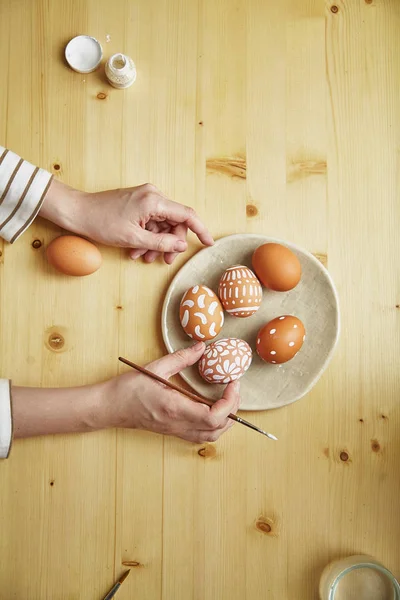 Female Hand Holding Brush Egg Table Painted Eggs Various White — Stock Photo, Image