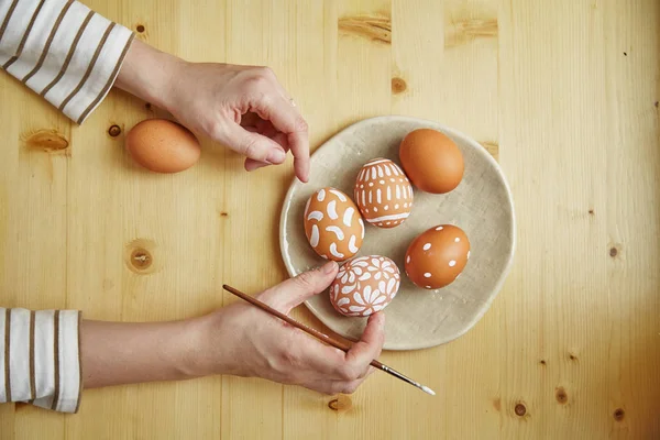 Female Hand Holding Brush Egg Table Painted Eggs Various White — Stock Photo, Image
