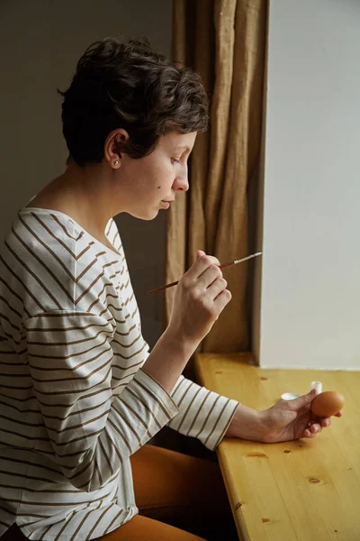 Bela Mulher Pintando Ovo Para Férias Páscoa — Fotografia de Stock