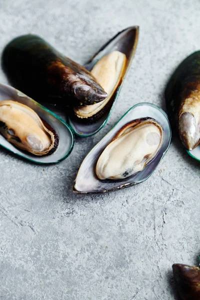 Rohe Kiwi Muscheln Auf Strukturiertem Hellen Hintergrund — Stockfoto