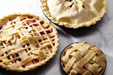 Apple beyaz mermer masa üzerinde çilek ve ahududu çiğ börek ile 